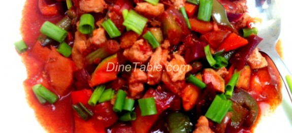 Chicken with vegetable stir fry in tomato, chilli and dark soya sauce 