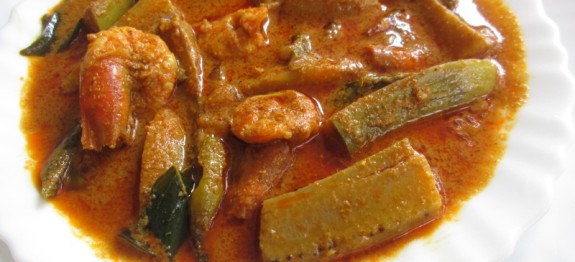 Chemeen Pachakaya Varutharacha Curry Recipe