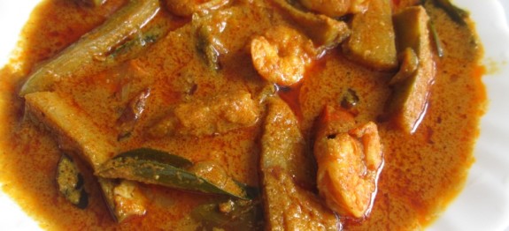 Chemeen Pachakaya Varutharacha Curry Recipe