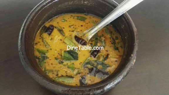 Vandakka Varutharachathu Recipe - Tasty Onam Special Kerala Recipe - Kerala Style Vandakka Varutharacha Curry